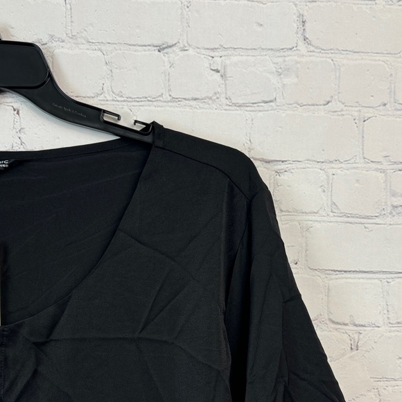 BloomChic Black Zipper Detail Blouse with White Patterned Accents Plus Size 6X - Picture 3 of 7